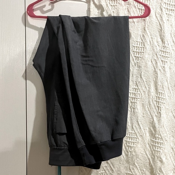 FIGS L Catarina 1 pocket top, FIGS L Zamora joggers, Graphite - Picture 4 of 4